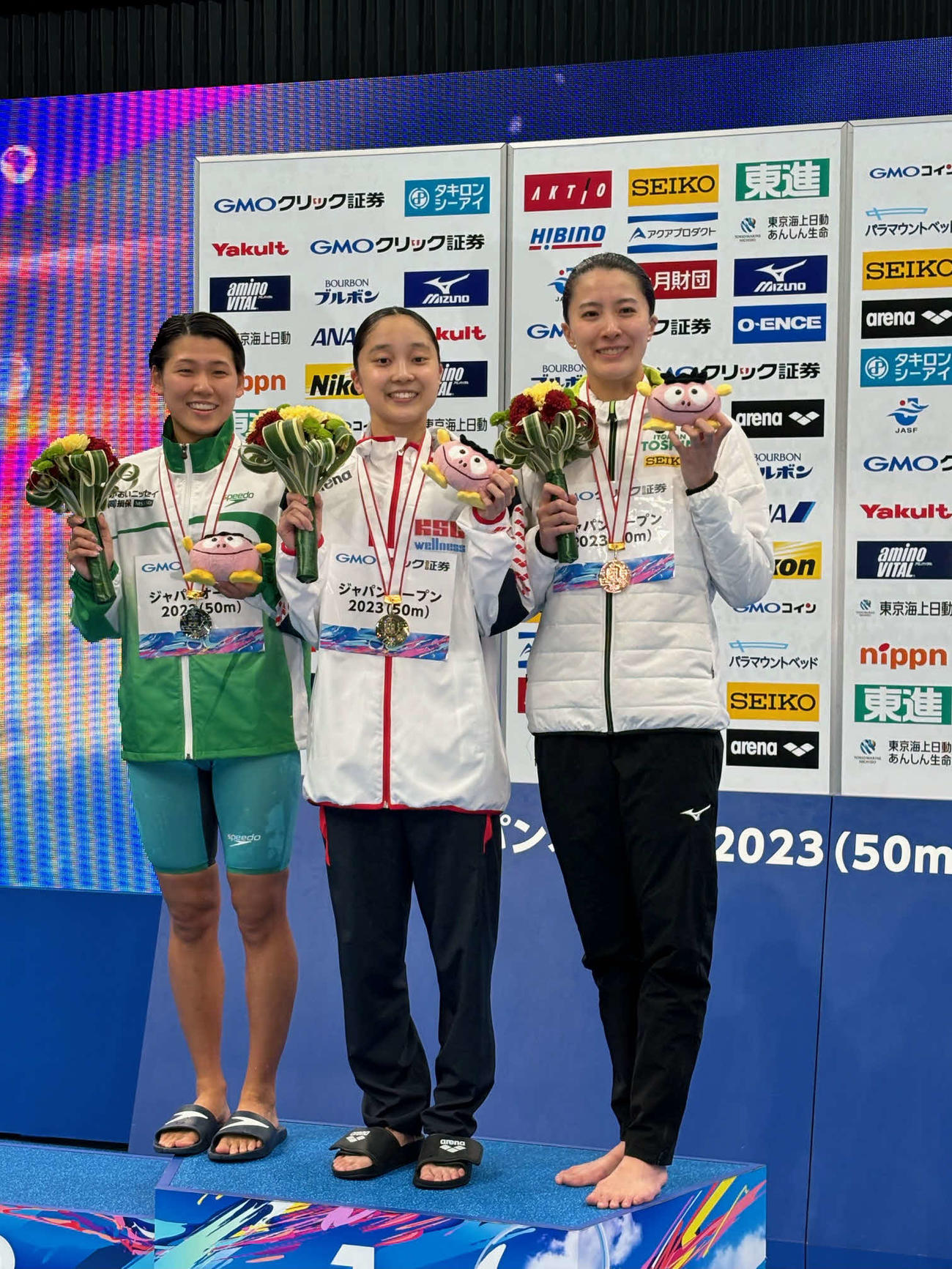 ジャパンオープンの女子400メートル個人メドレーを制した成田実生（中央）と2位の小堀倭加（左）、3位の大橋悠依（撮影・松本航）