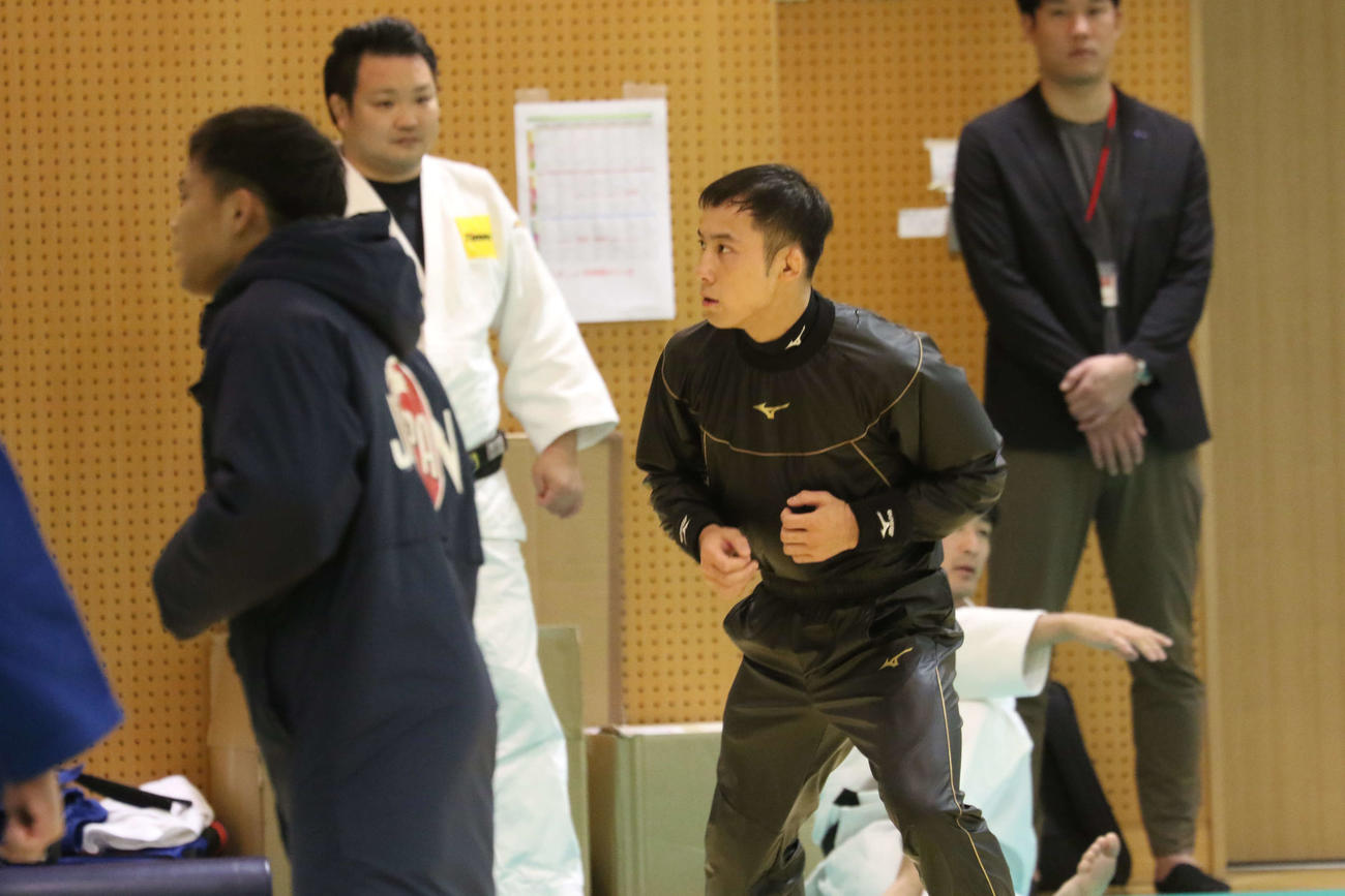 稽古でサーキットトレーニングを行う高藤（右）と永山（左）
