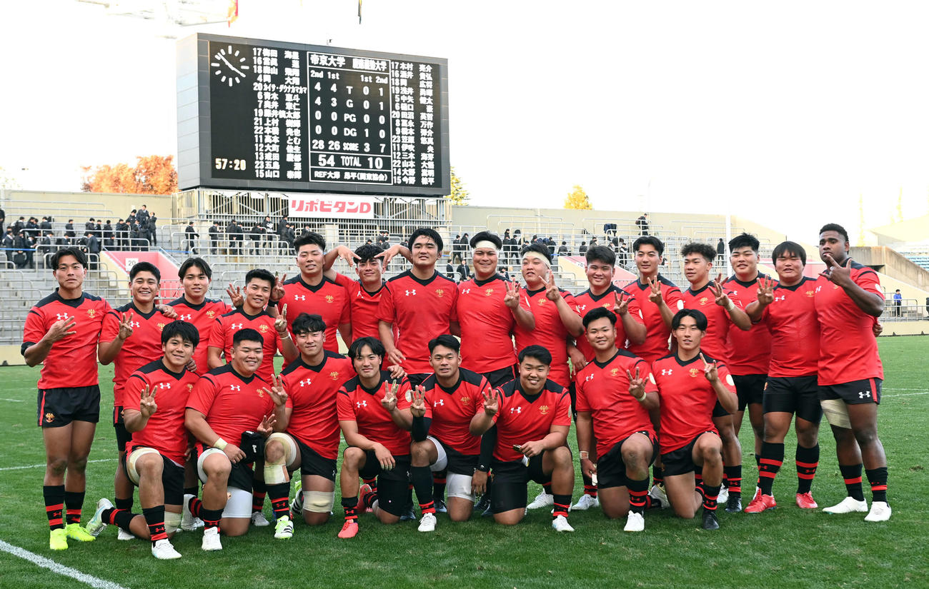 帝京大対慶大　3連覇を飾り笑顔でポーズを決める帝京大の選手たち（撮影・たえ見朱実）
