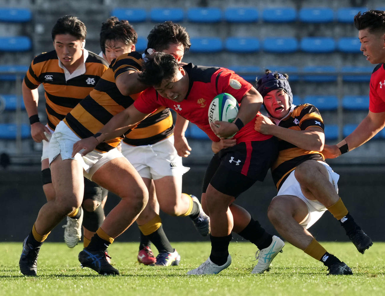 帝京大対慶大　前半、突進する帝京大フッカー江良（撮影・たえ見朱実）