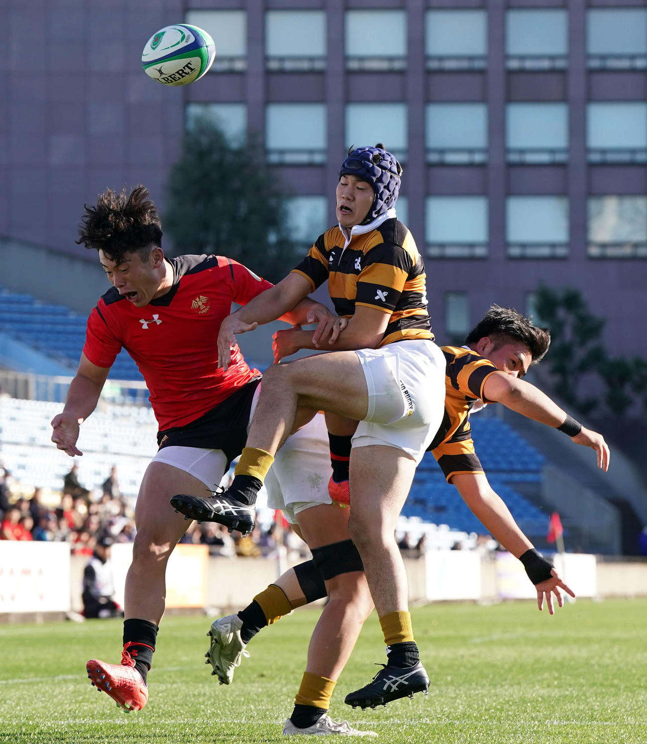 帝京大対慶大　前半、相手選手と競り合う帝京大WTB小村（左）（撮影・たえ見朱実）