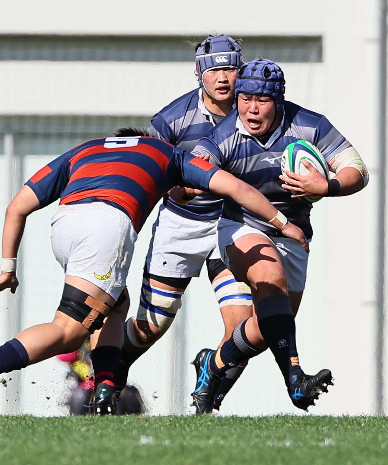 関学大対同大　前半、ボールを持って突進する同大プロップ山本敦輝（撮影・上田博志）
