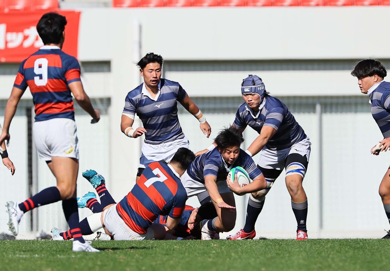 関学大対同大　前半、強烈なタックルを受ける同大WTB岩本（撮影・上田博志）