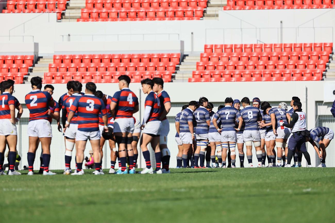 関学大対同大　試合前、円陣を組む同大フィフティーン（右）と関学大フィフティーン（撮影・上田博志）