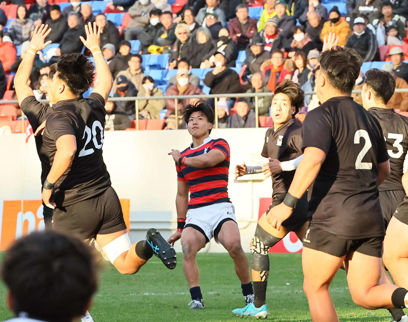 天理大対京産大　後半、逆転のコンバージョンゴールを決める京産大FB辻野（撮影・上田博志）