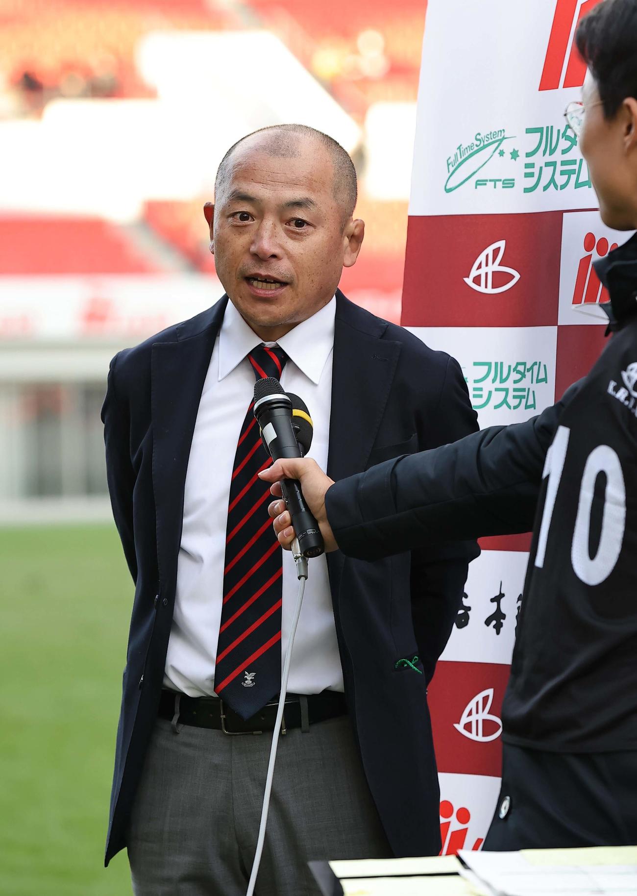 天理大対京産大　優勝インタビューに答える京産大・広瀬監督（撮影・上田博志）