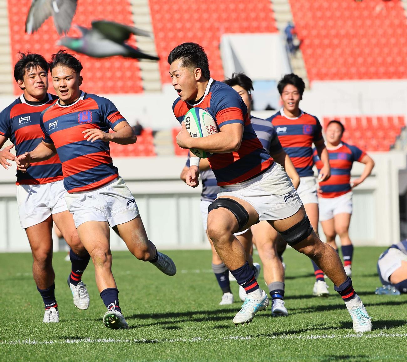 関学大対同大　後半、中央に走り込みトライを決める関学大NO8小林（撮影・上田博志）