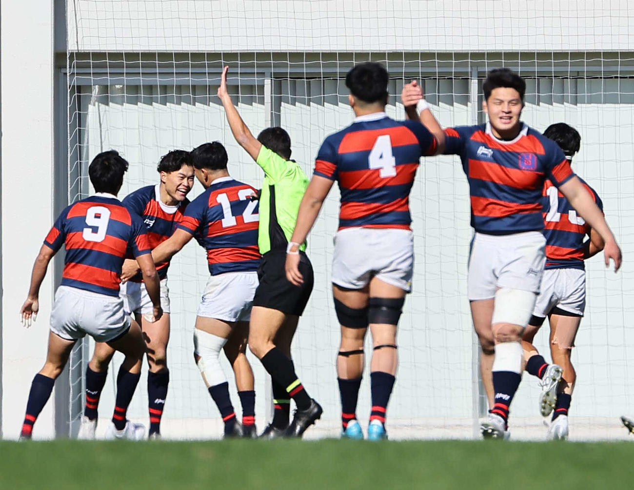 関学大対同大　前半、トライを決める関学大WTB山本快（左から2人目）は笑顔を見せる（撮影・上田博志）
