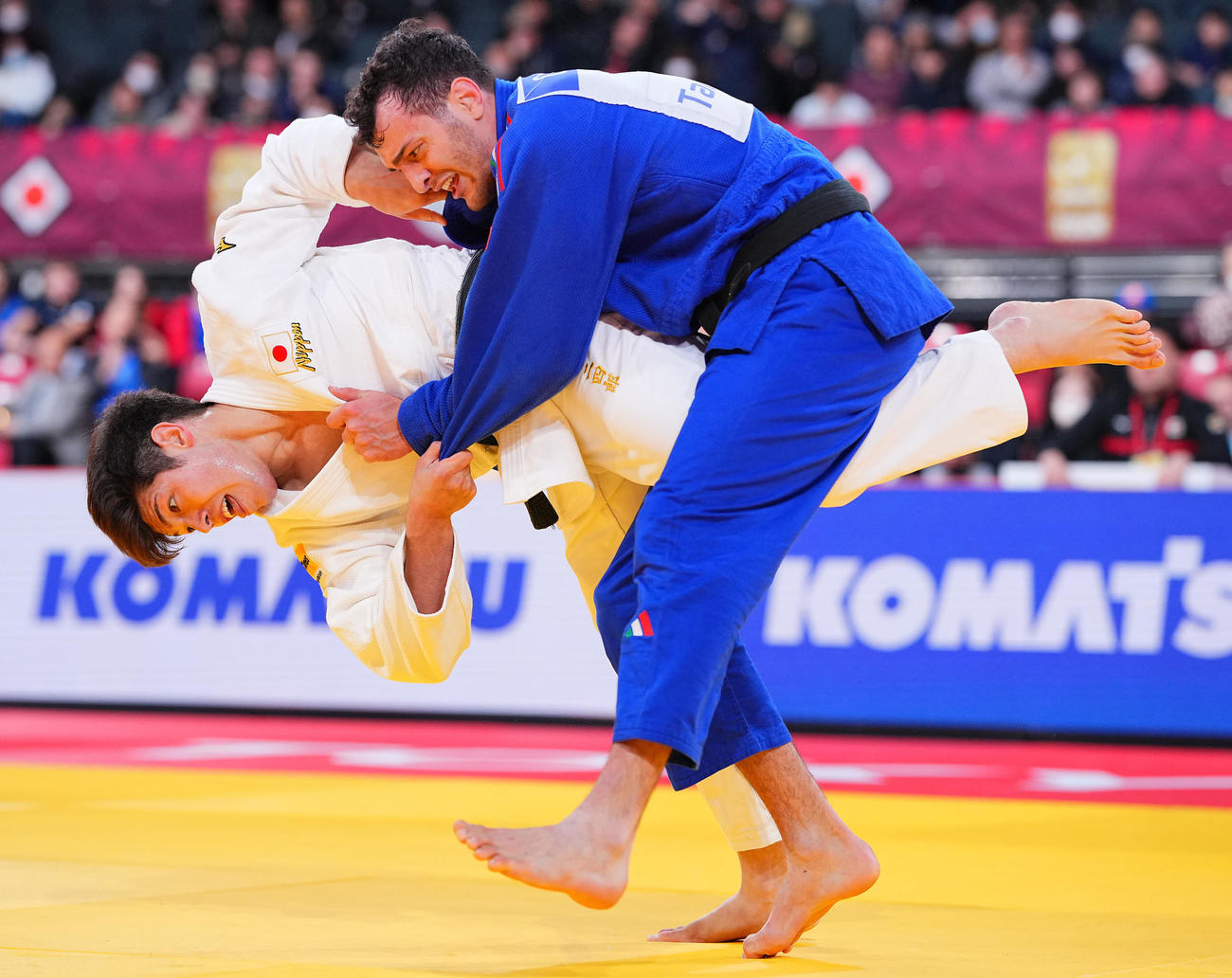 男子90キロ級・準決勝、積極的に攻める村尾（左）（撮影・垰建太）