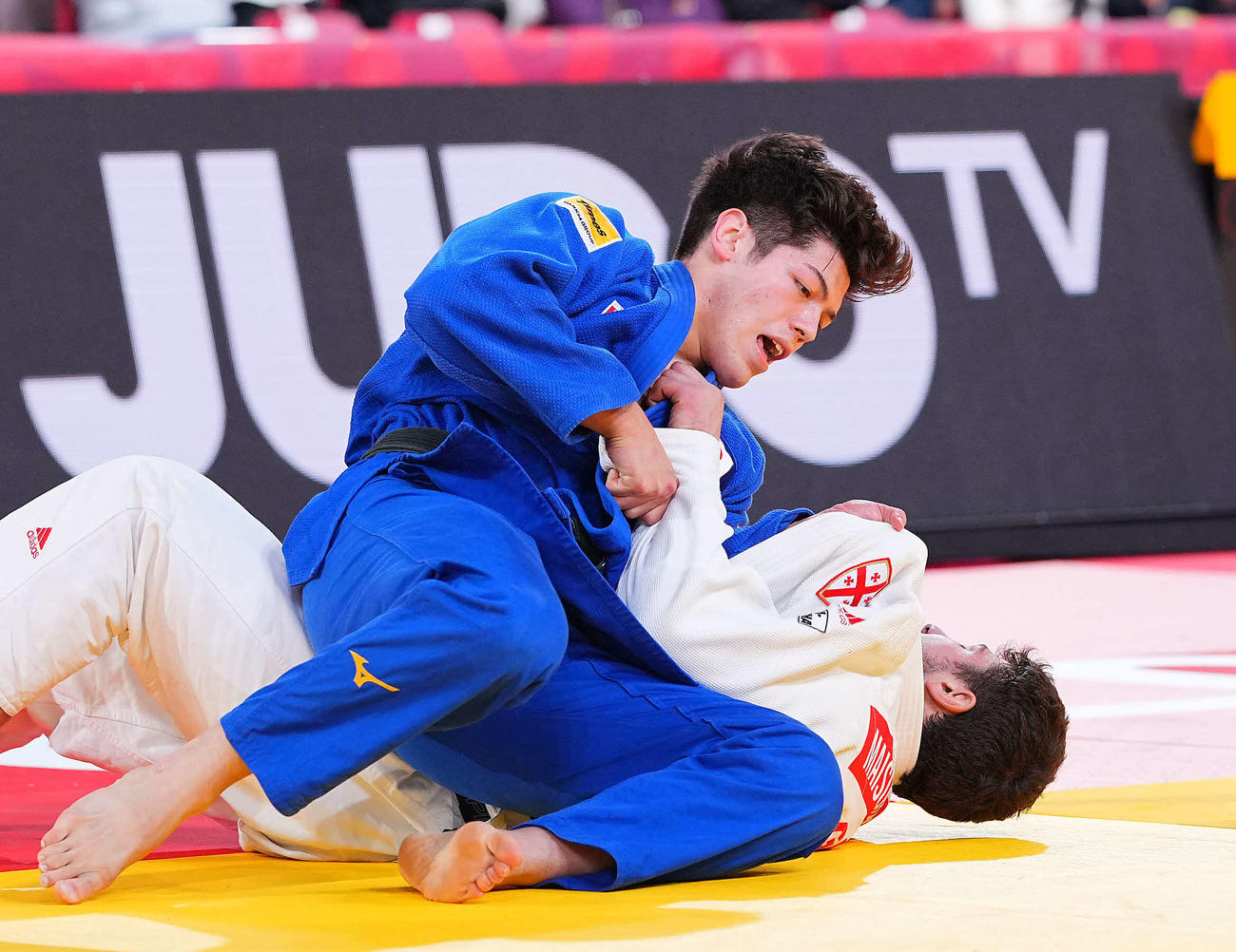 男子90キロ級・決勝、一本勝ちで優勝する村尾（撮影・垰建太）