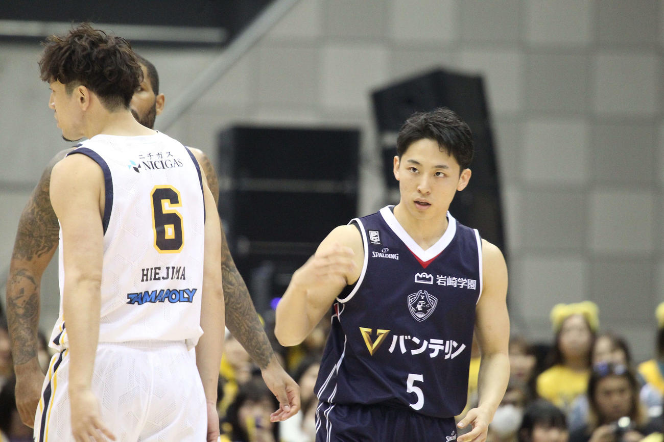 横浜BC対宇都宮　今季最少の10得点に抑えられた横浜BC河村（右）。左は宇都宮の比江島（撮影・沢田啓太郎）