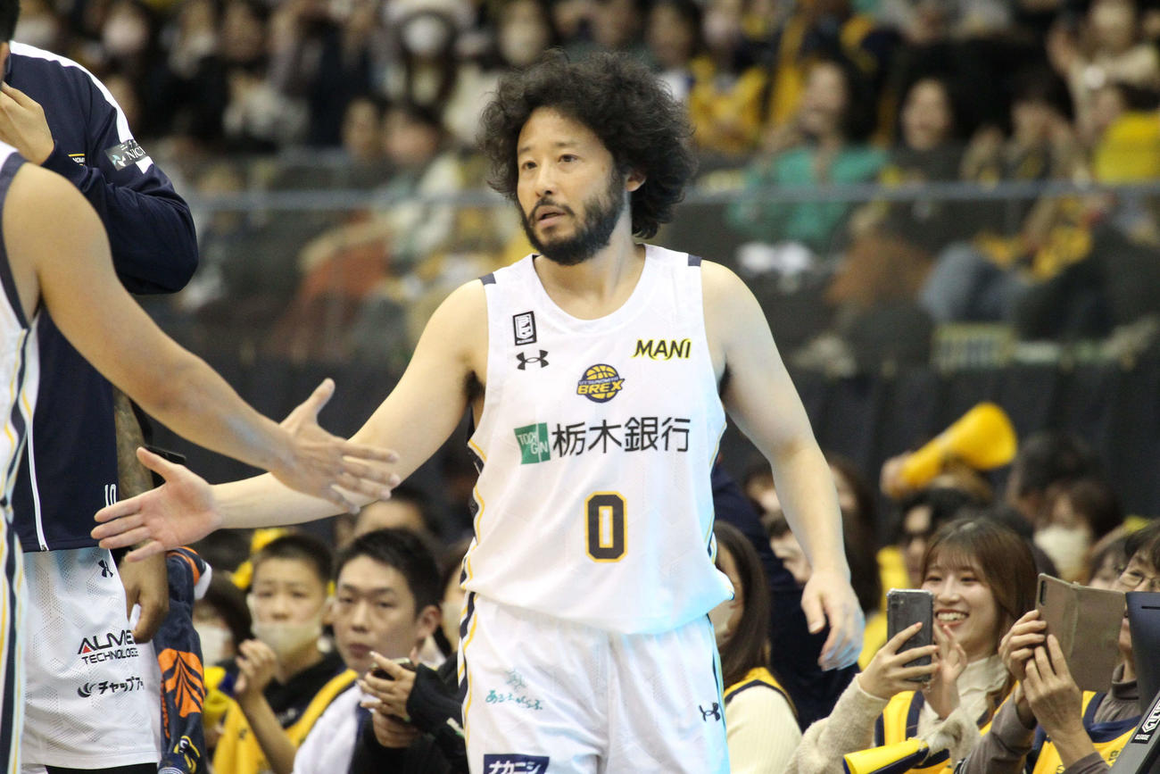 横浜BC対宇都宮　アウェーながら大きな拍手に迎えられ、今季初出場した宇都宮・田臥（撮影・沢田啓太郎）