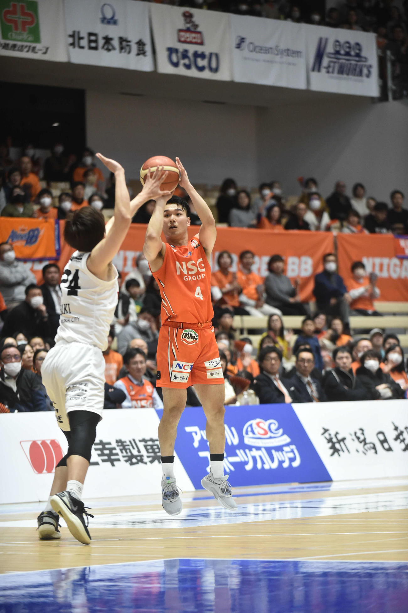 第2Q、新潟・高橋が3点シュートを狙う
