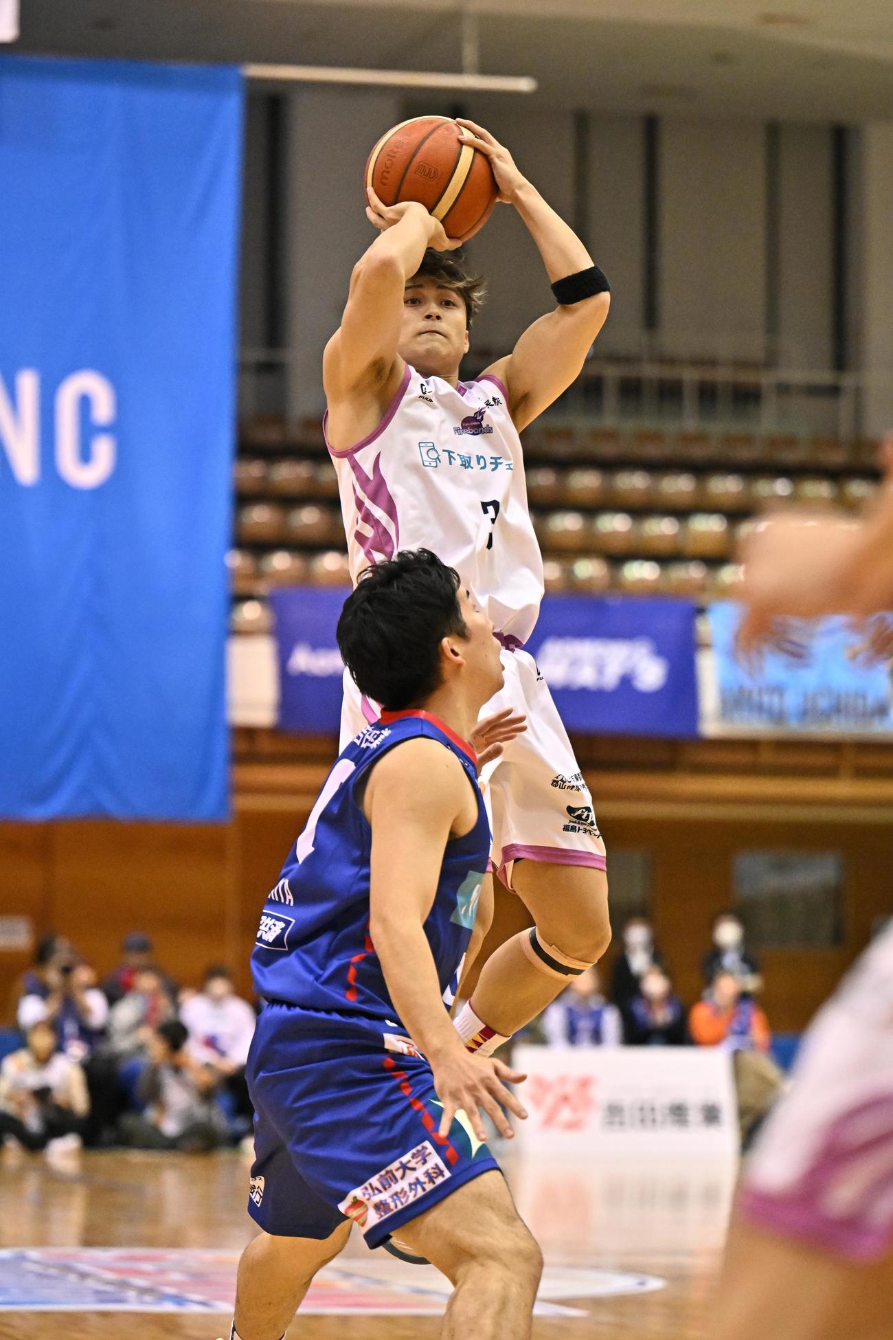 第1Q、シュートを狙う福島加藤（C）B．LEAGUE