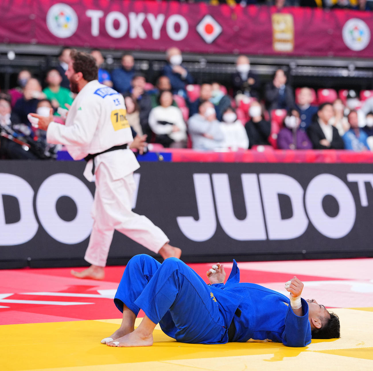 男子73キロ級、決勝で敗れ天をあおぐ橋本（右）（撮影・垰建太）