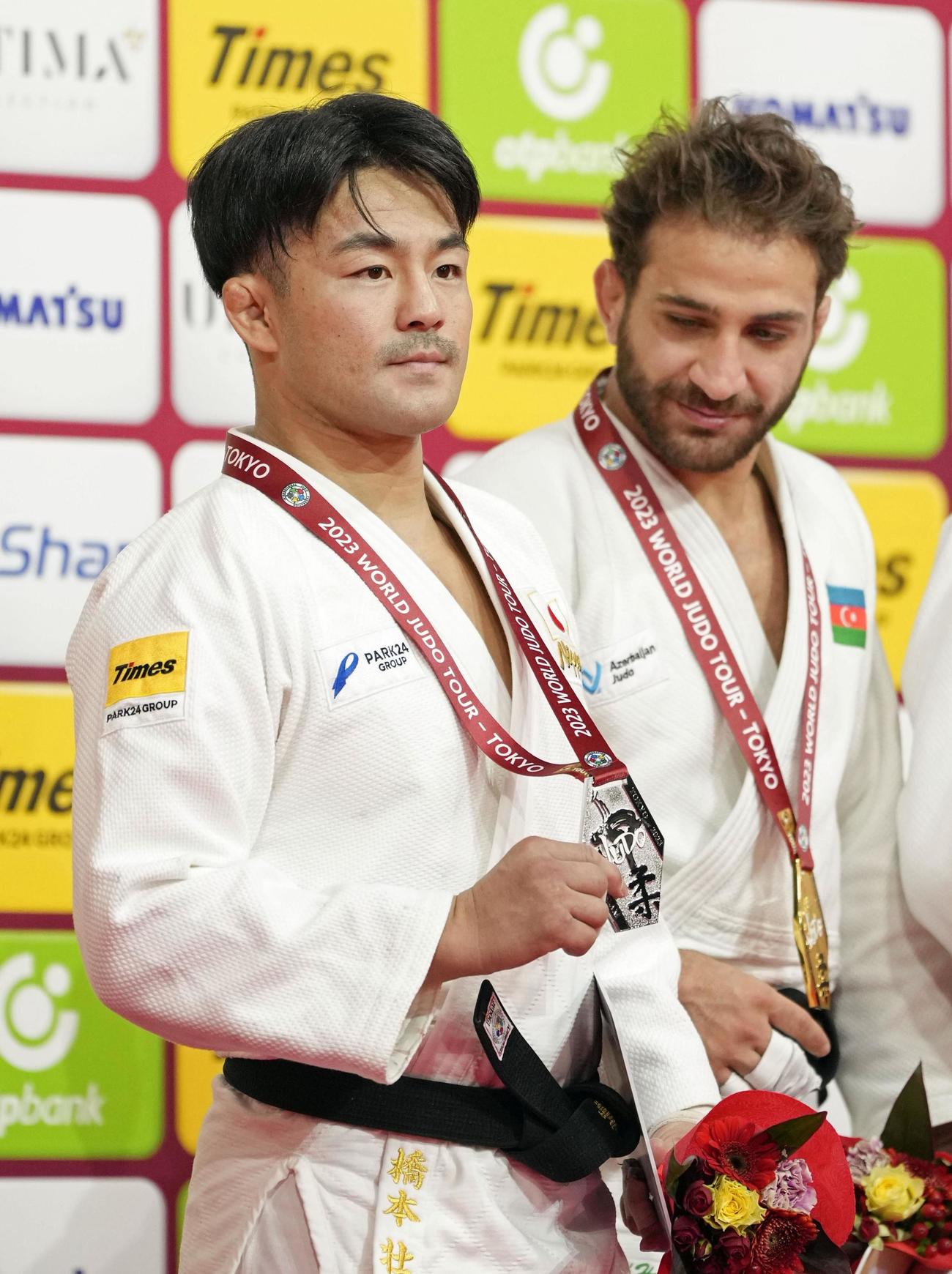 男子73キロ級で銀メダルを獲得した橋本壮市。右は優勝したヒダヤト・ヘイダロフ（共同）