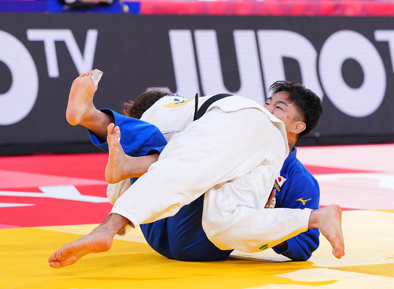 男子73キロ級、決勝で敗れる橋本（右）（撮影・垰建太）