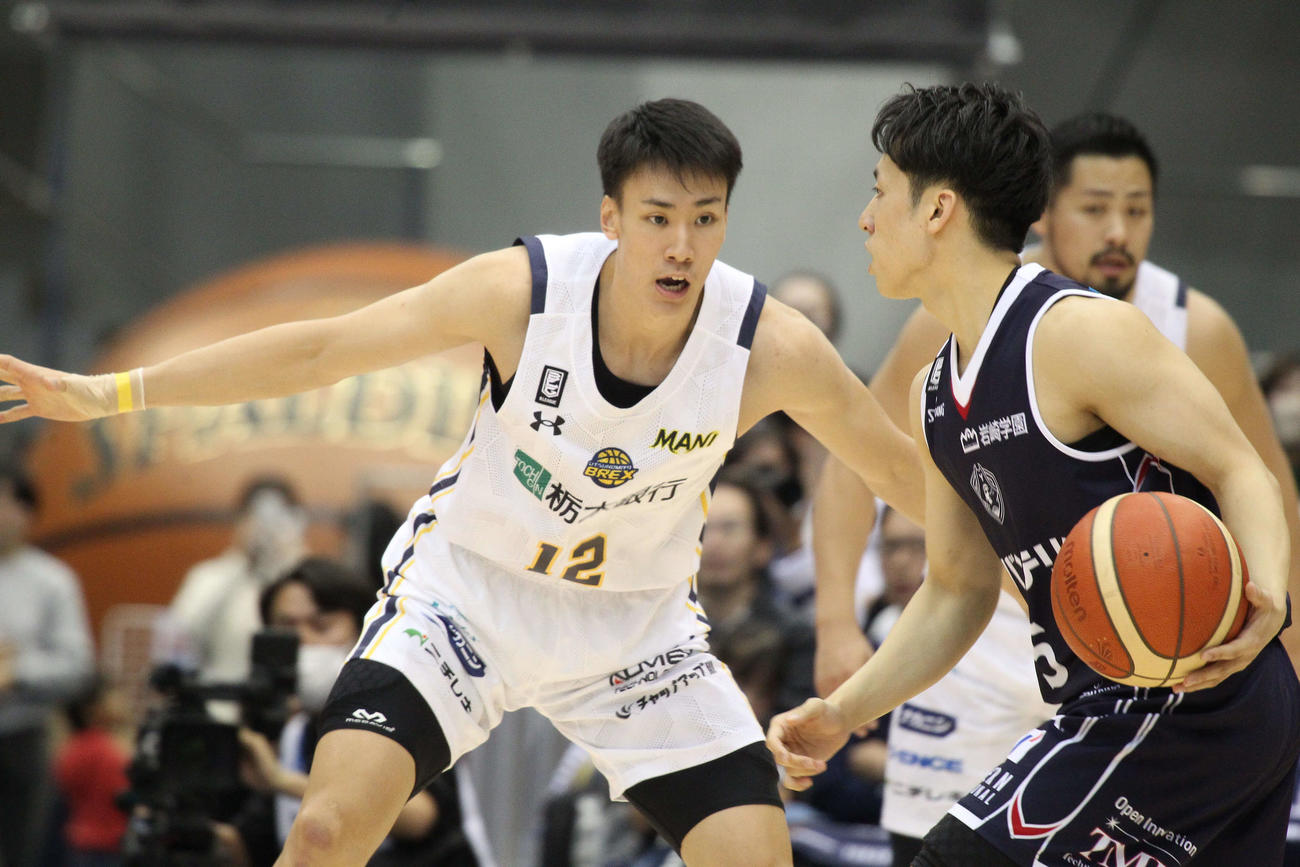 横浜BC対宇都宮　横浜BCの河村勇輝を徹底マークする宇都宮の高島紳司（2023／12／02＝沢田啓太郎）