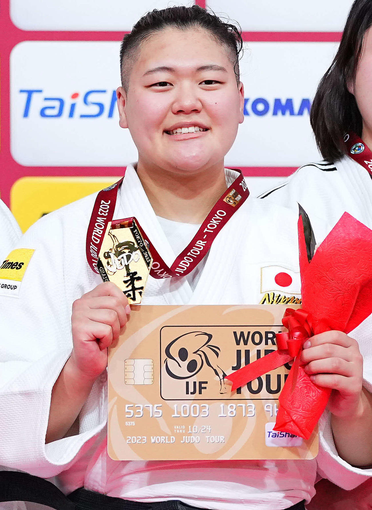 女子78キロ超級で優勝し、金メダルを手にする新井（撮影・垰建太）