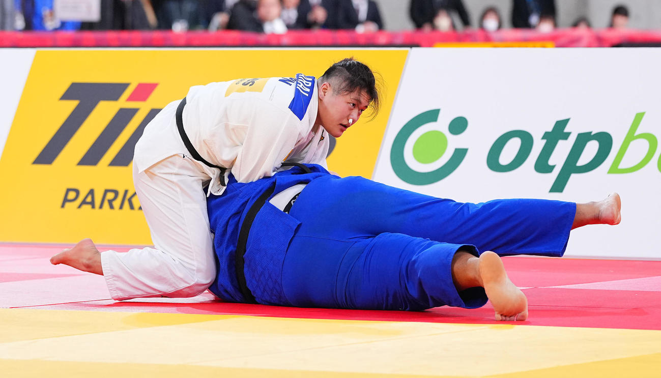女子78キロ超級・決勝、抑え込む新井（左）（撮影・垰建太）