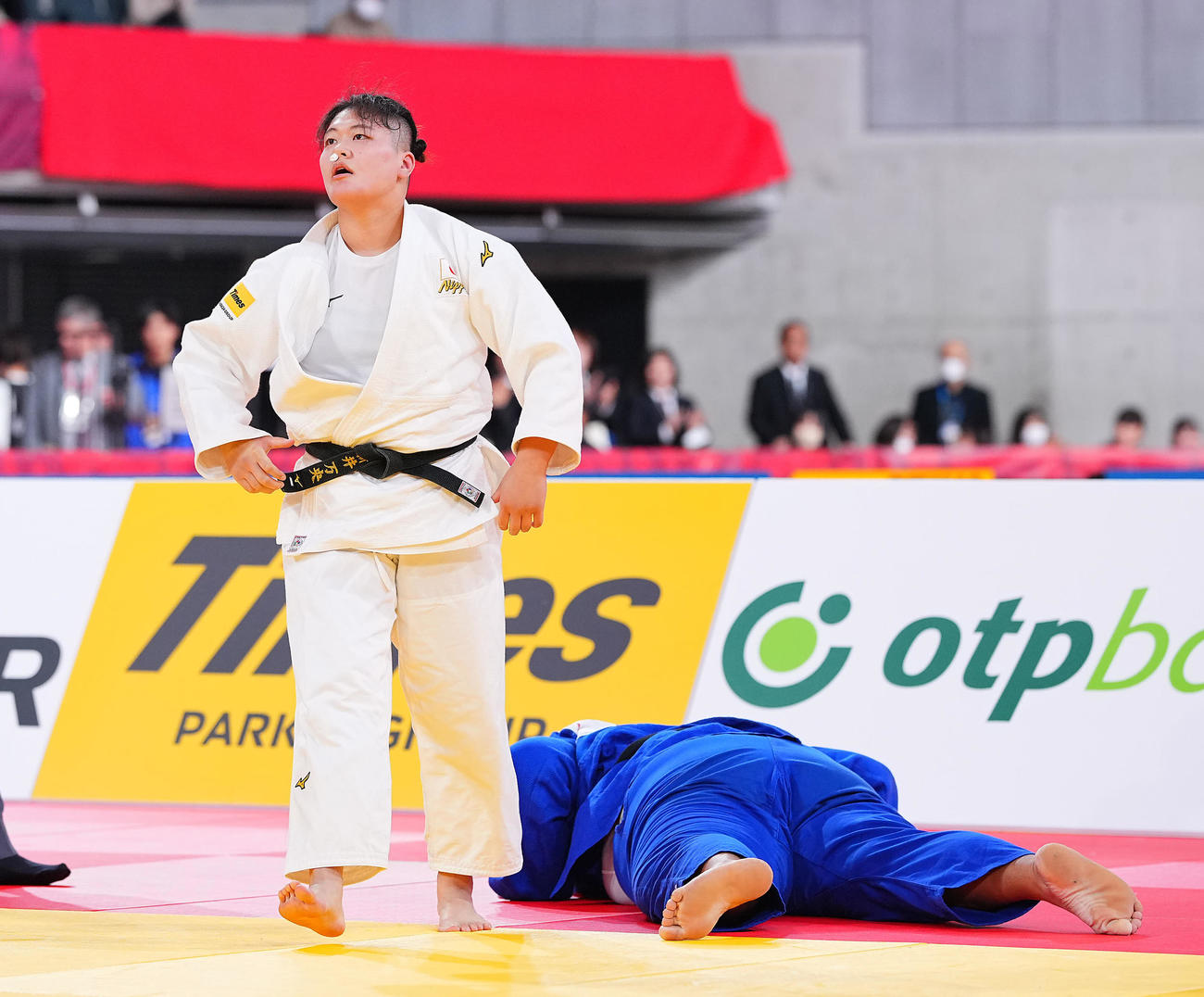 女子78キロ超級・決勝、優勝した新井（左）（撮影・垰建太）