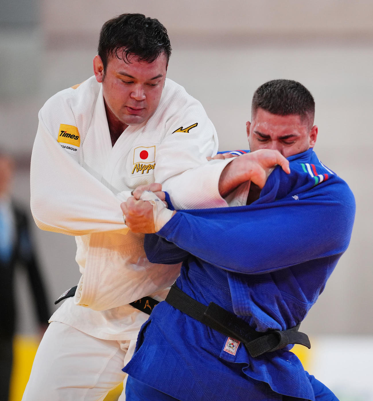 男子100キロ級・準々決勝、攻められるウルフ（左）（撮影・垰建太）