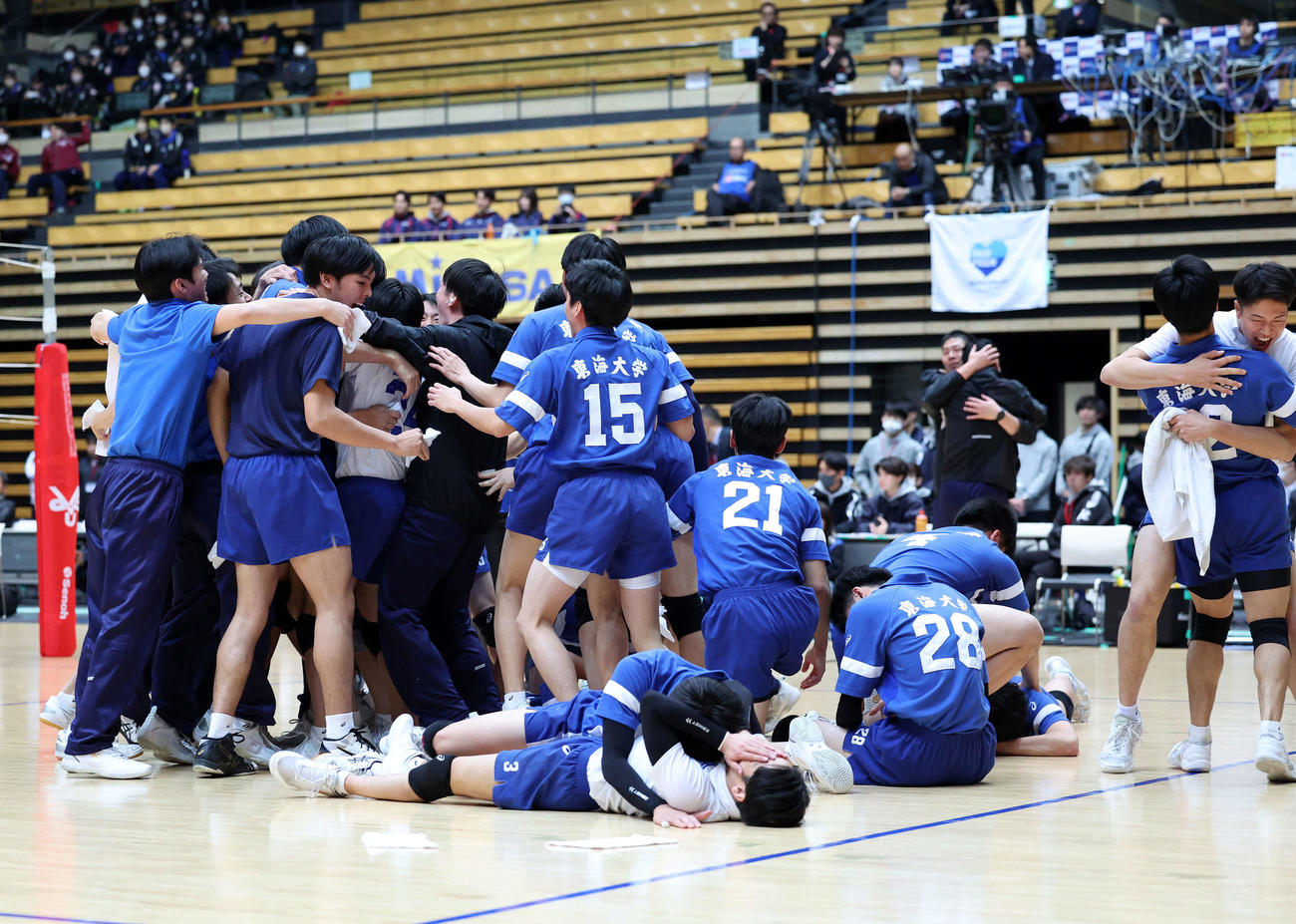 東海大対日体大　3位になり喜ぶ東海大の選手たち（撮影・鈴木正人）