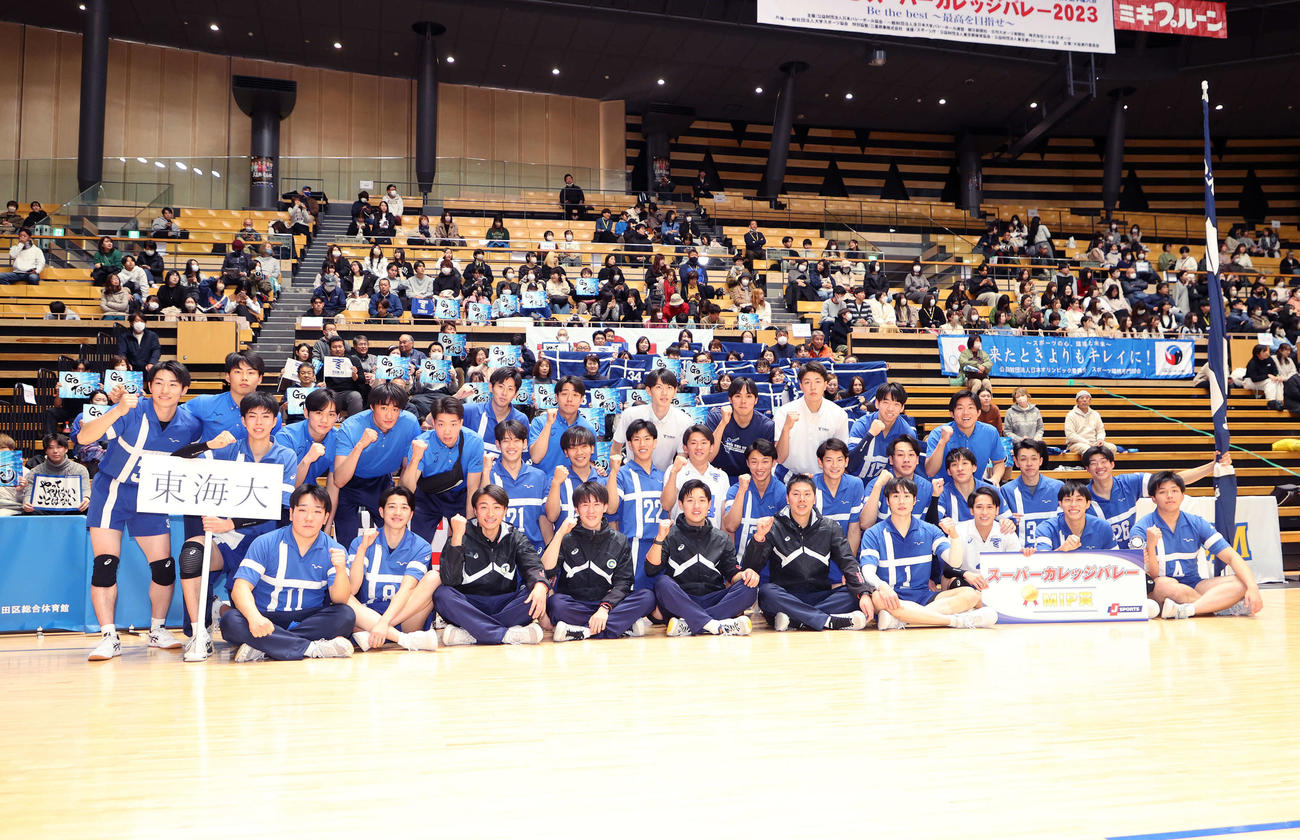 3位になり写真に納まる東海大の選手たち（撮影・鈴木正人）