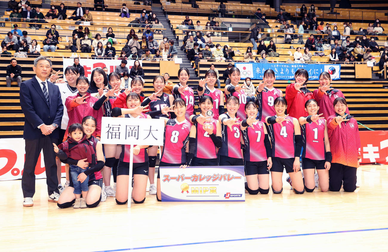 福岡大対岐阜共立　女子3位になり写真に納まる福岡大の選手たち（撮影・鈴木正人）
