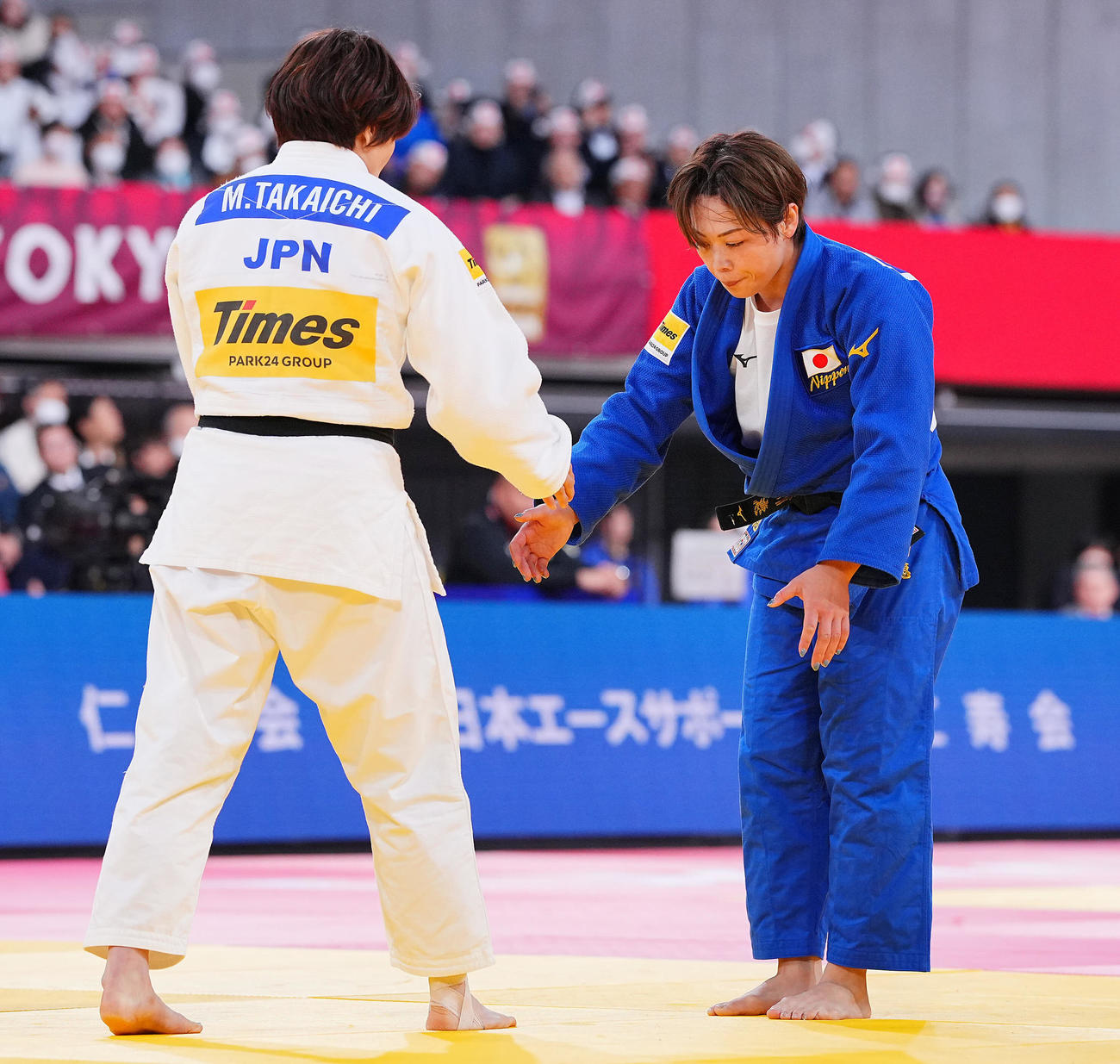 女子63キロ級、準々決勝で高市（白）に敗れる堀川（撮影・垰建太）
