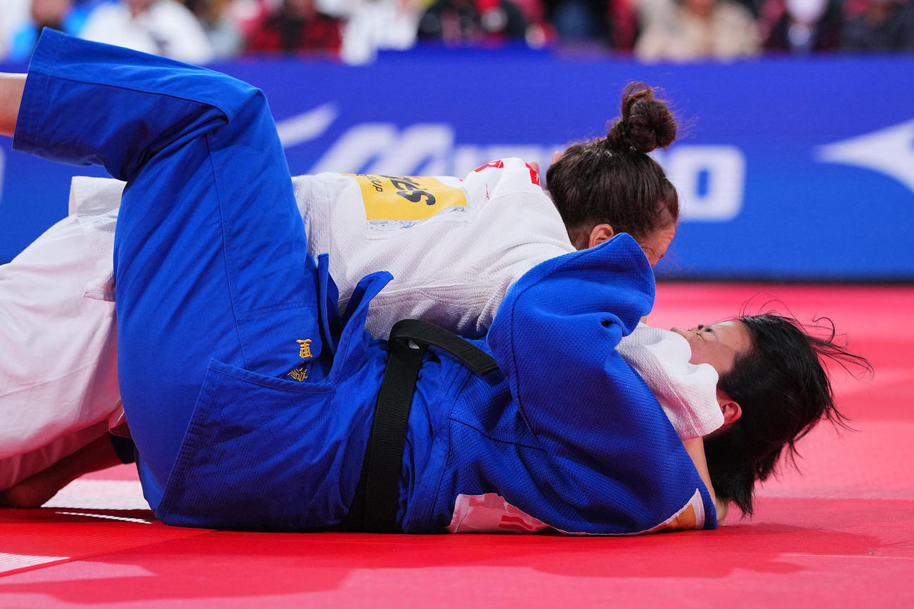 女子78キロ級・準々決勝、一本負けを喫する浜田（右）（撮影・垰建太）