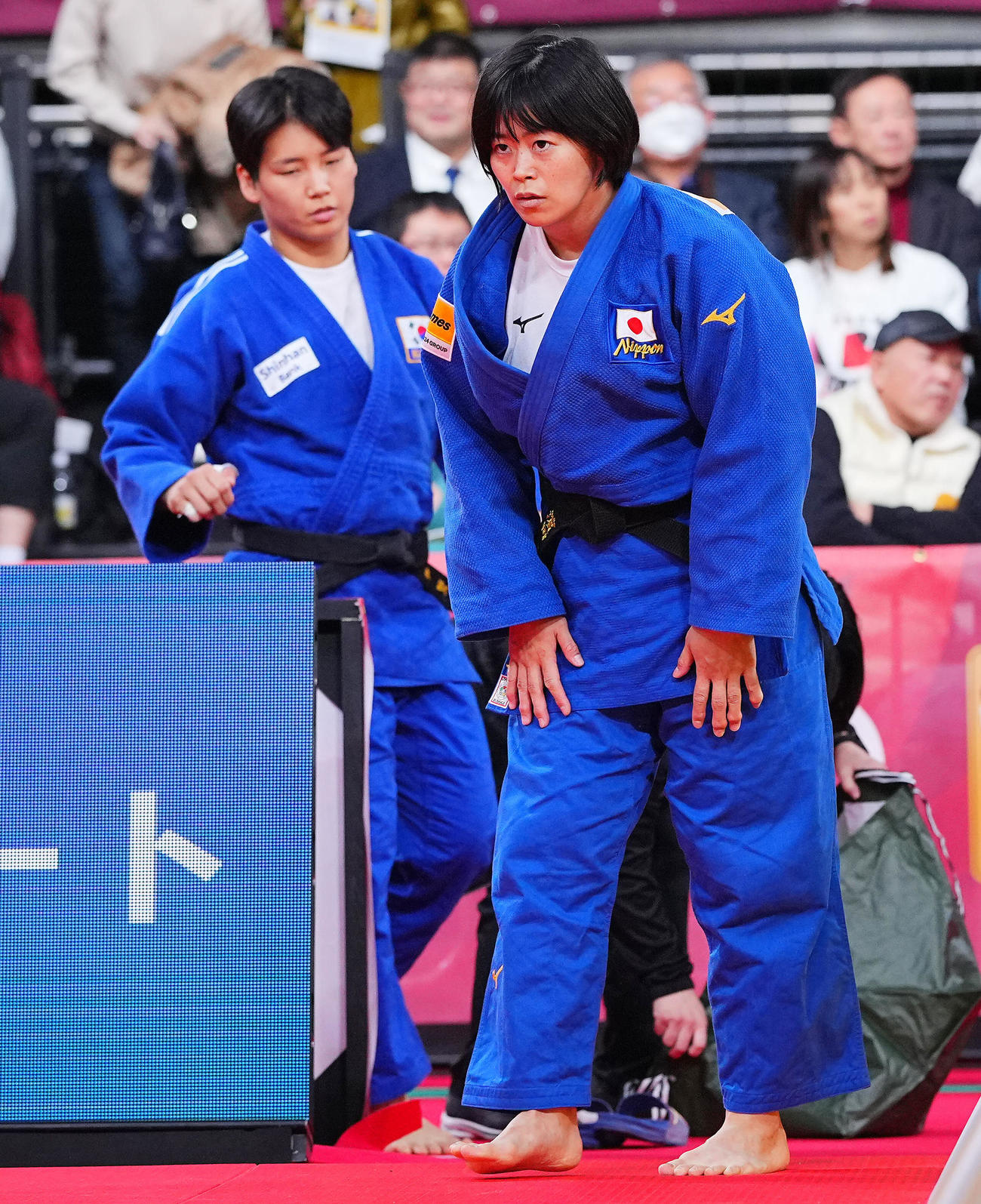 女子78キロ級・準々決勝、一本負けを喫する浜田（右）（撮影・垰建太）