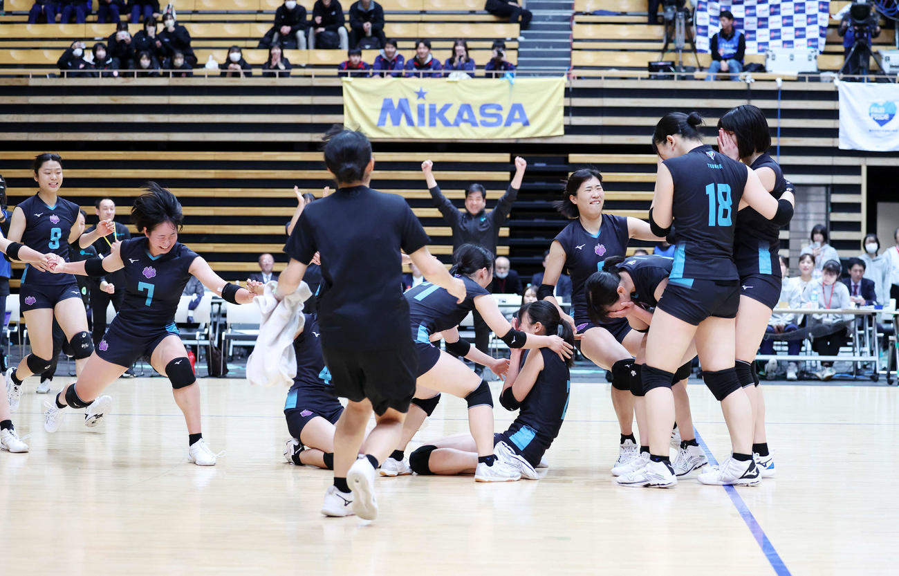 筑波大対東海大　優勝し喜ぶ筑波大の選手たち（撮影・鈴木正人）