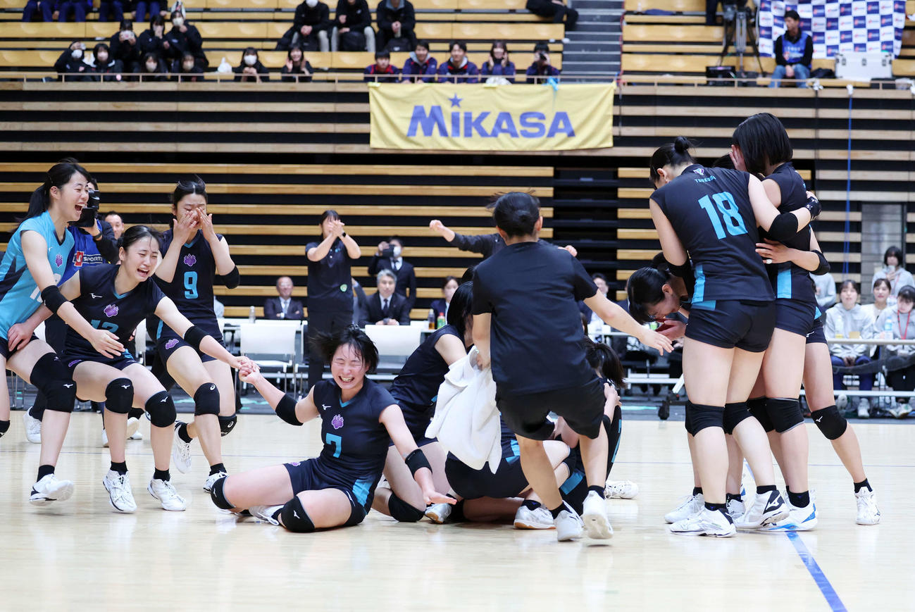 筑波大対東海大　優勝し喜ぶ筑波大の選手たち（撮影・鈴木正人）