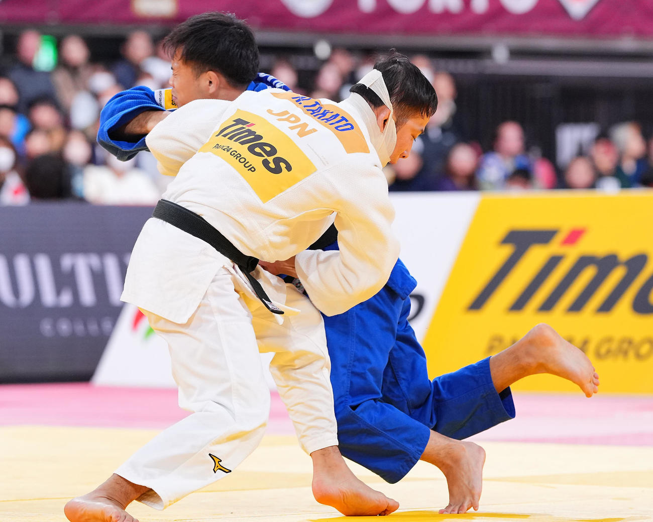男子60キロ級・決勝で対戦する高藤（手前）から一本勝ちを決める永山（撮影・垰建太）