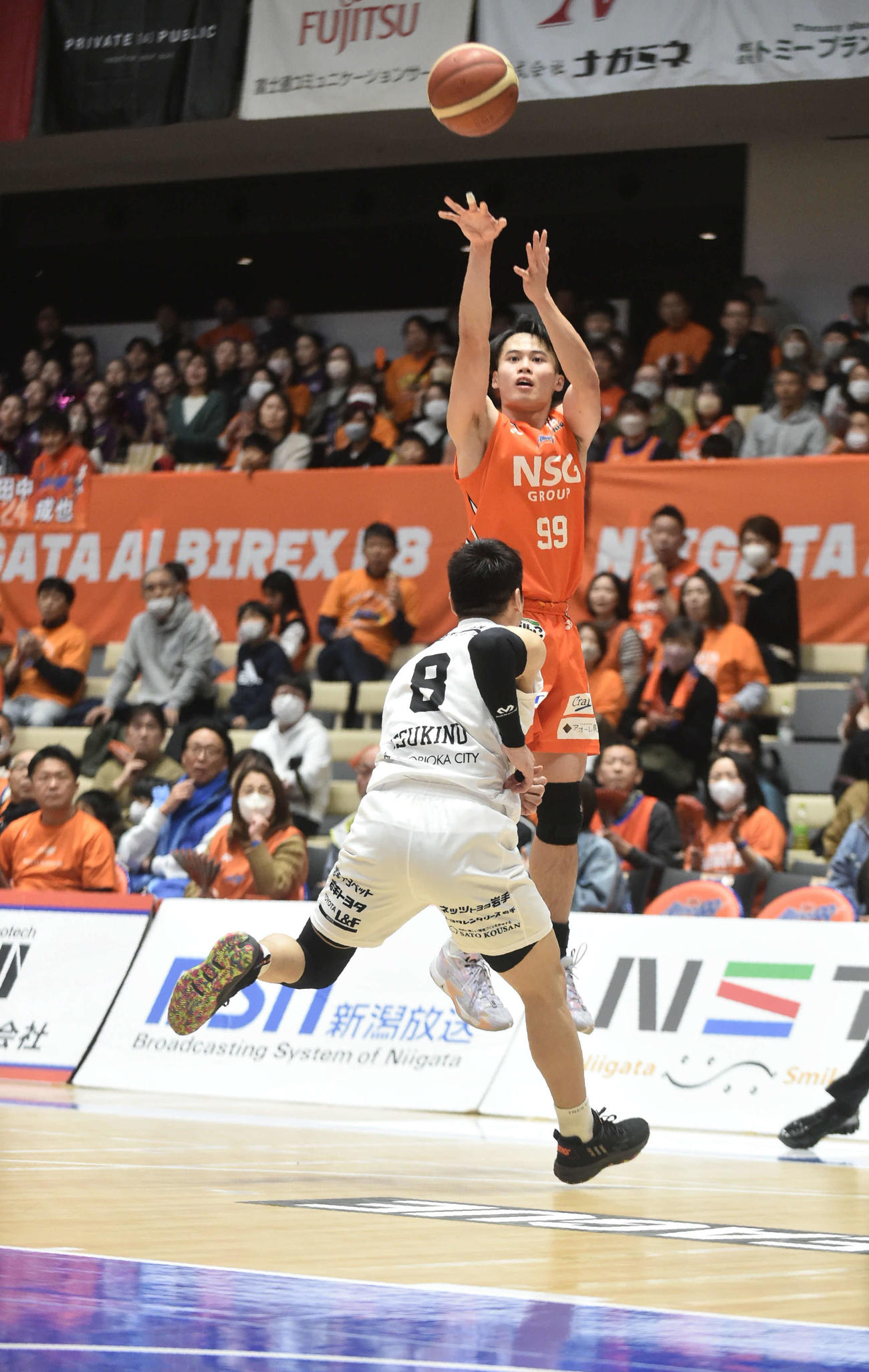 第3Q、新潟大本が3点シュートを決める