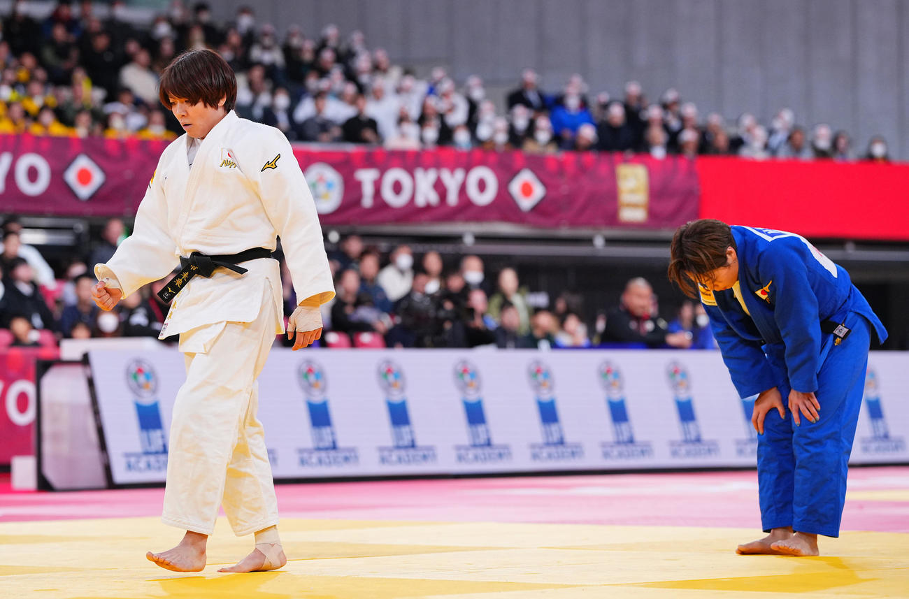 女子63キロ級、準々決勝で堀川（右）に勝利し拳を握る高市（撮影・垰建太）