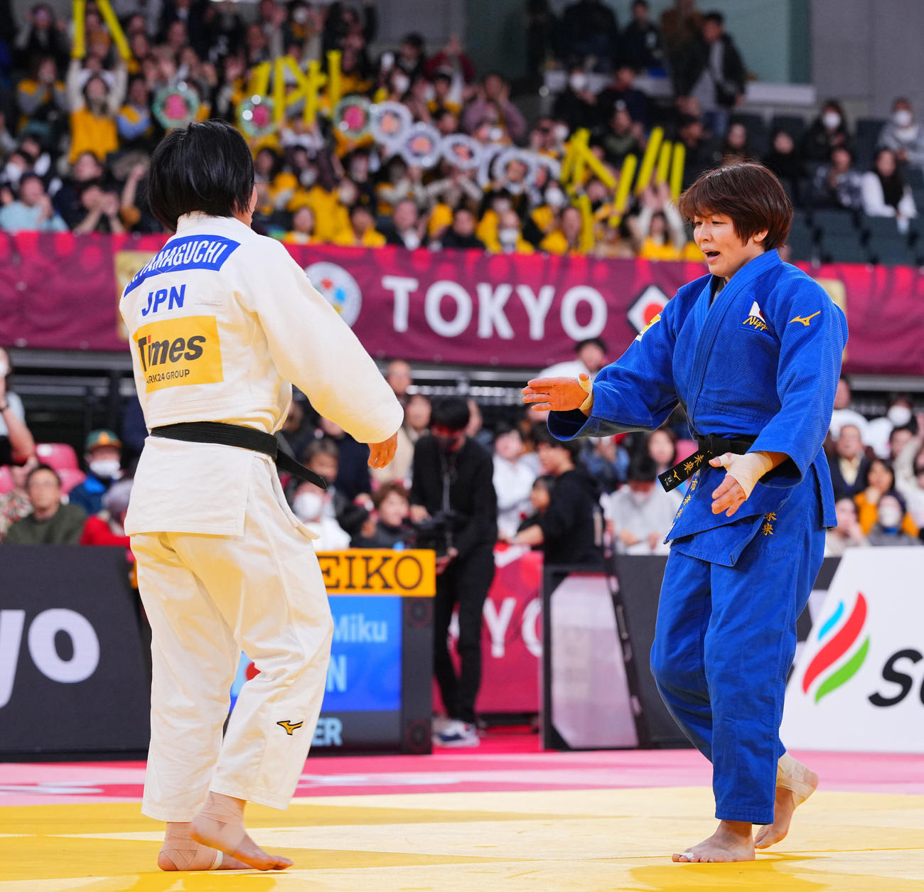 女子63キロ級で優勝した高市（右）は対戦した山口梨と笑顔で握手を交わす（撮影・垰建太）