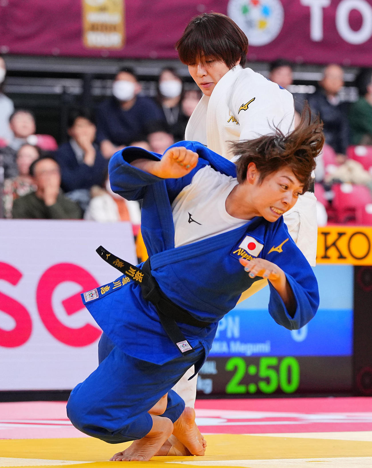 女子63キロ級、準々決勝で対戦する高市（白）と堀川（撮影・垰建太）