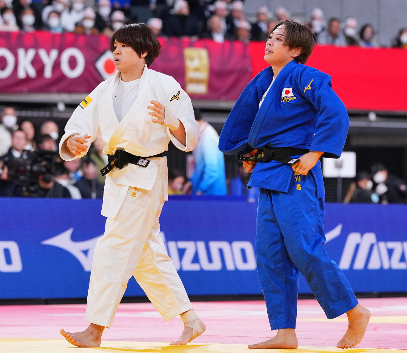 女子63キロ級、準々決勝で対戦する高市（白）と堀川（撮影・垰建太）