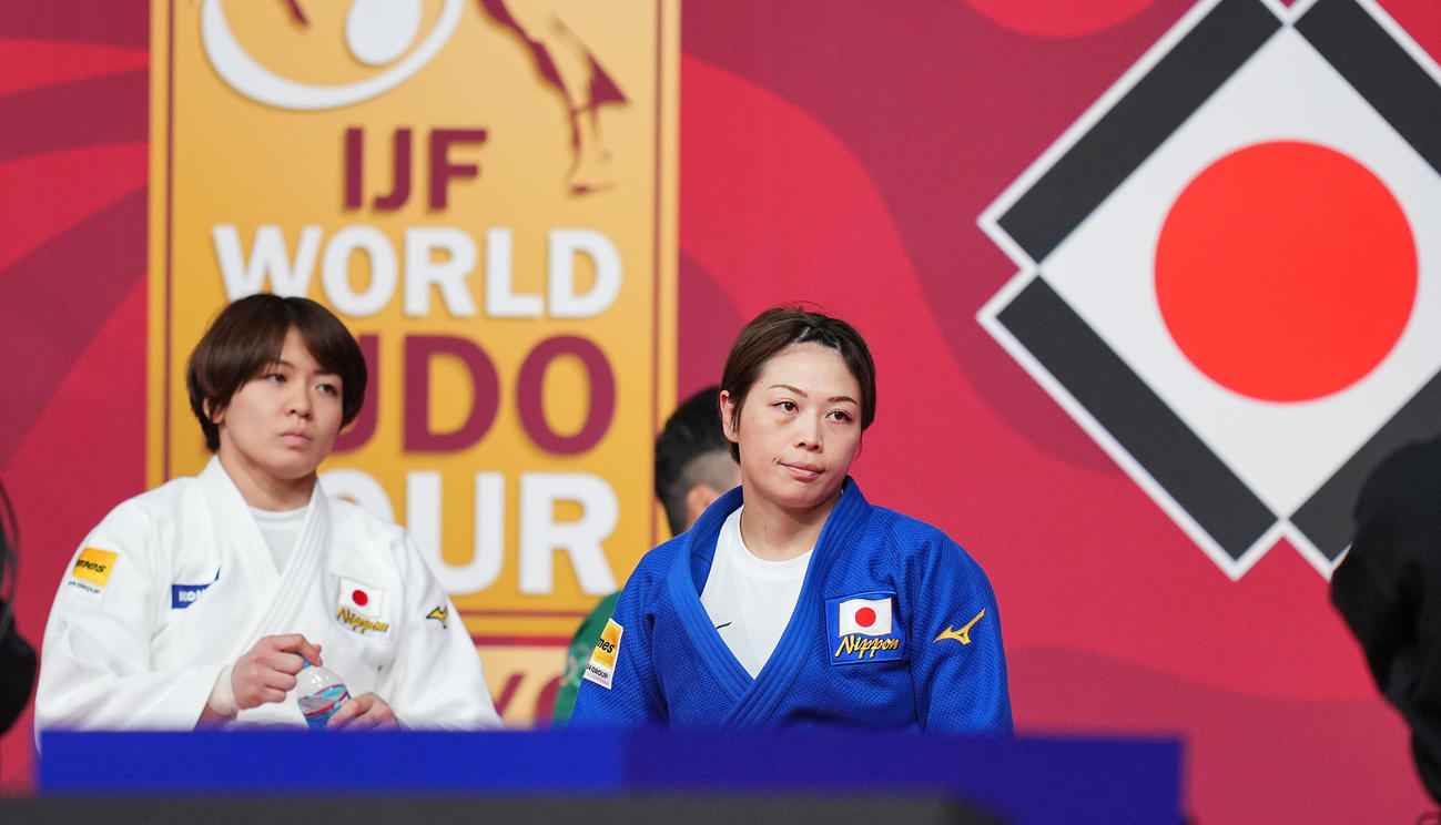 女子63キロ級、準々決勝で対戦する高市（左）と堀川（撮影・垰建太）