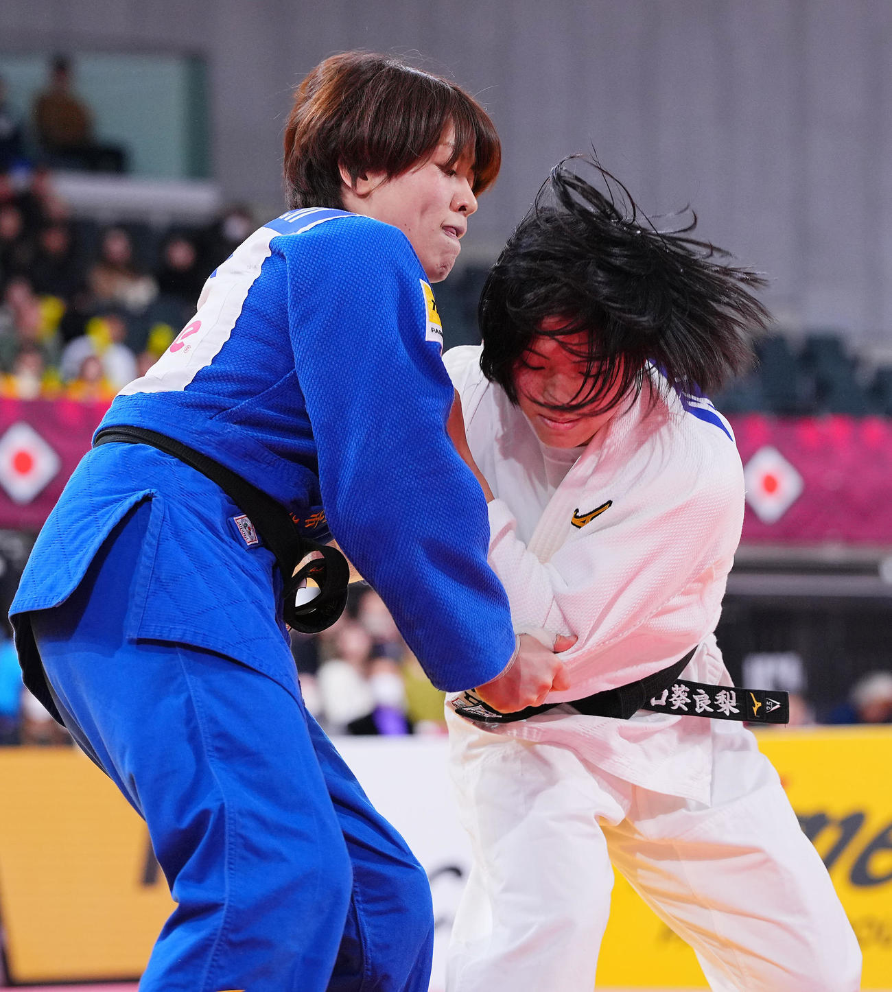女子63キロ級・決勝で山口（右）と対戦する高市（撮影・垰建太）