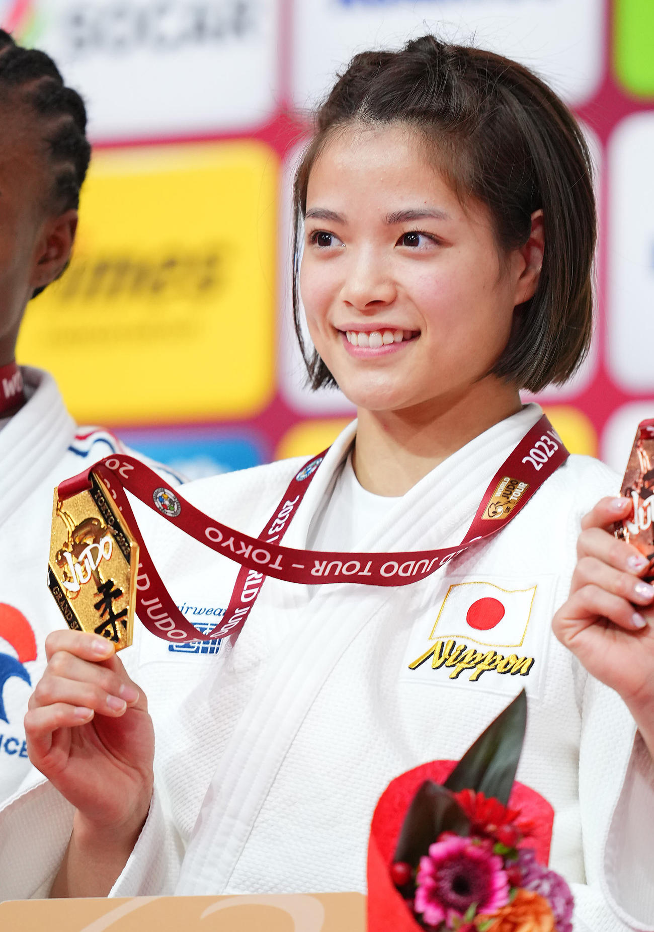 女子52キロ級で優勝し金メダルを手に笑顔を見せる阿部詩（撮影・垰建太）