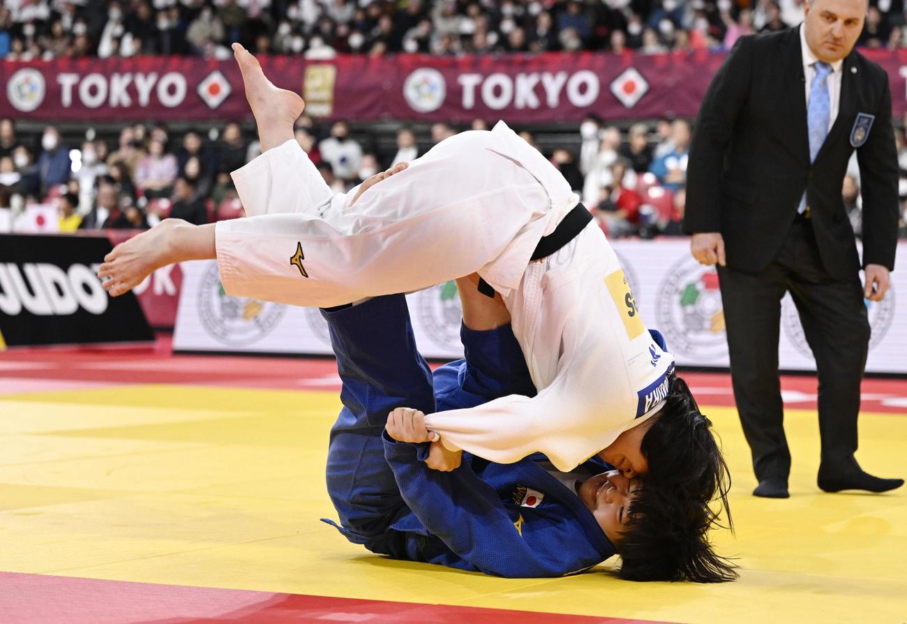 女子78キロ級3位決定戦　杉村美寿希（上）と対戦する高山莉加（共同）