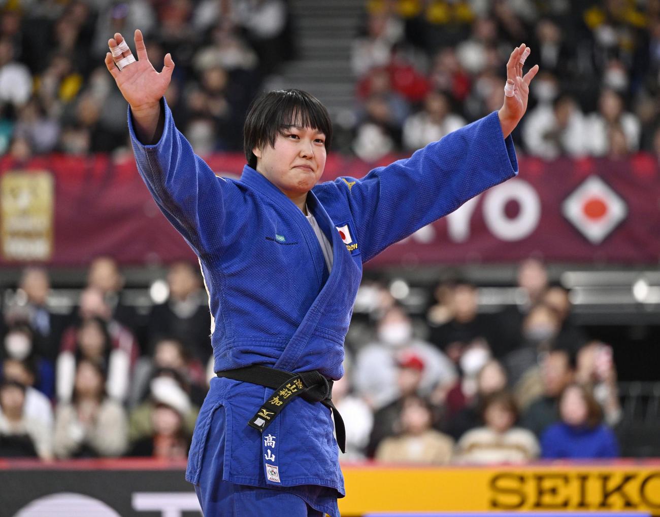 女子78キロ級3位決定戦で勝利し、声援に応える高山莉加（共同）