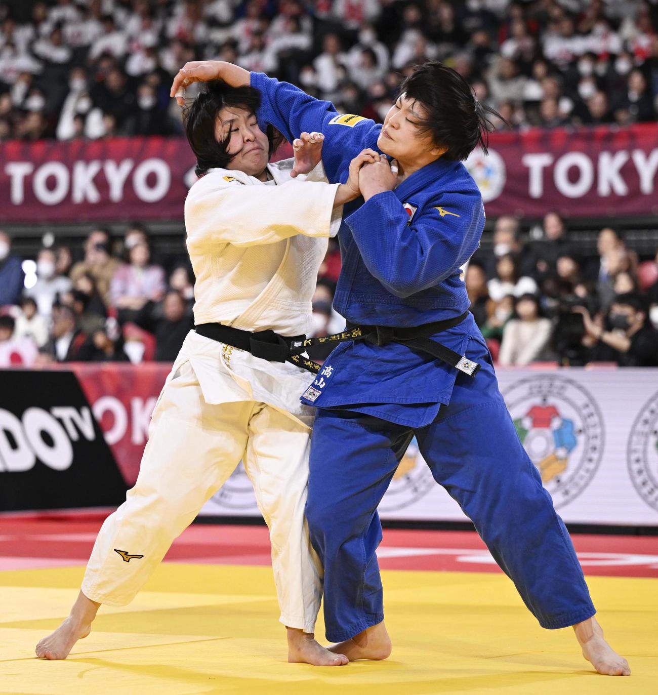 女子78キロ級3位決定戦　杉村美寿希（左）と対戦する高山莉加（共同）