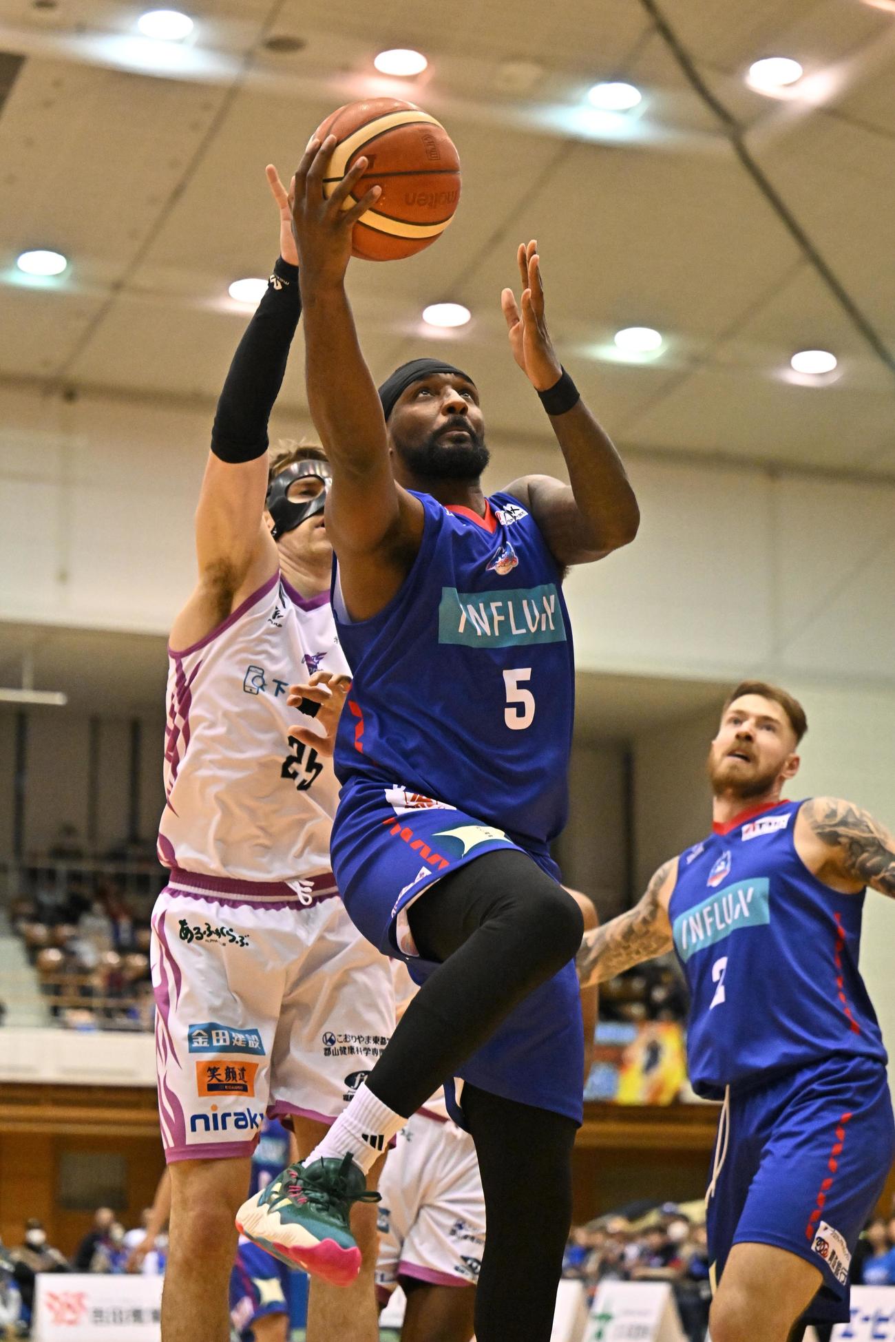 第4Q、シュートを狙う青森ハミルトン（C）B．LEAGUE