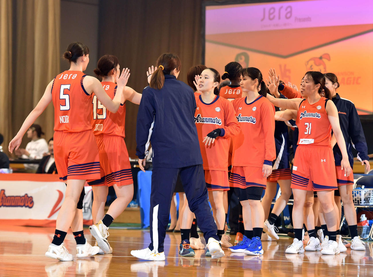 アランマーレ秋田対シャンソン化粧品　試合後、チームメートとハイタッチするアランマーレ秋田・平松（左から4人目）ら（撮影・相沢孔志）