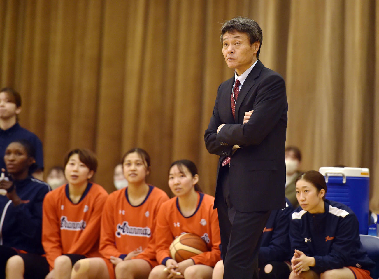 第1Q、フリースローの行方を見守る小嶋HC（手前）