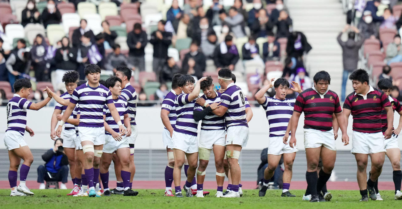 早大対明大　早大に勝利しタッチを交わす明大の選手たち（撮影・横山健太）